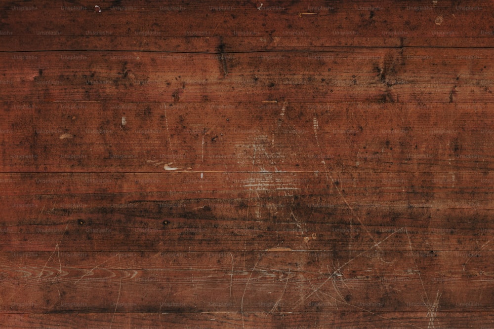 uma parede de madeira velha com tinta descascando sobre ela
