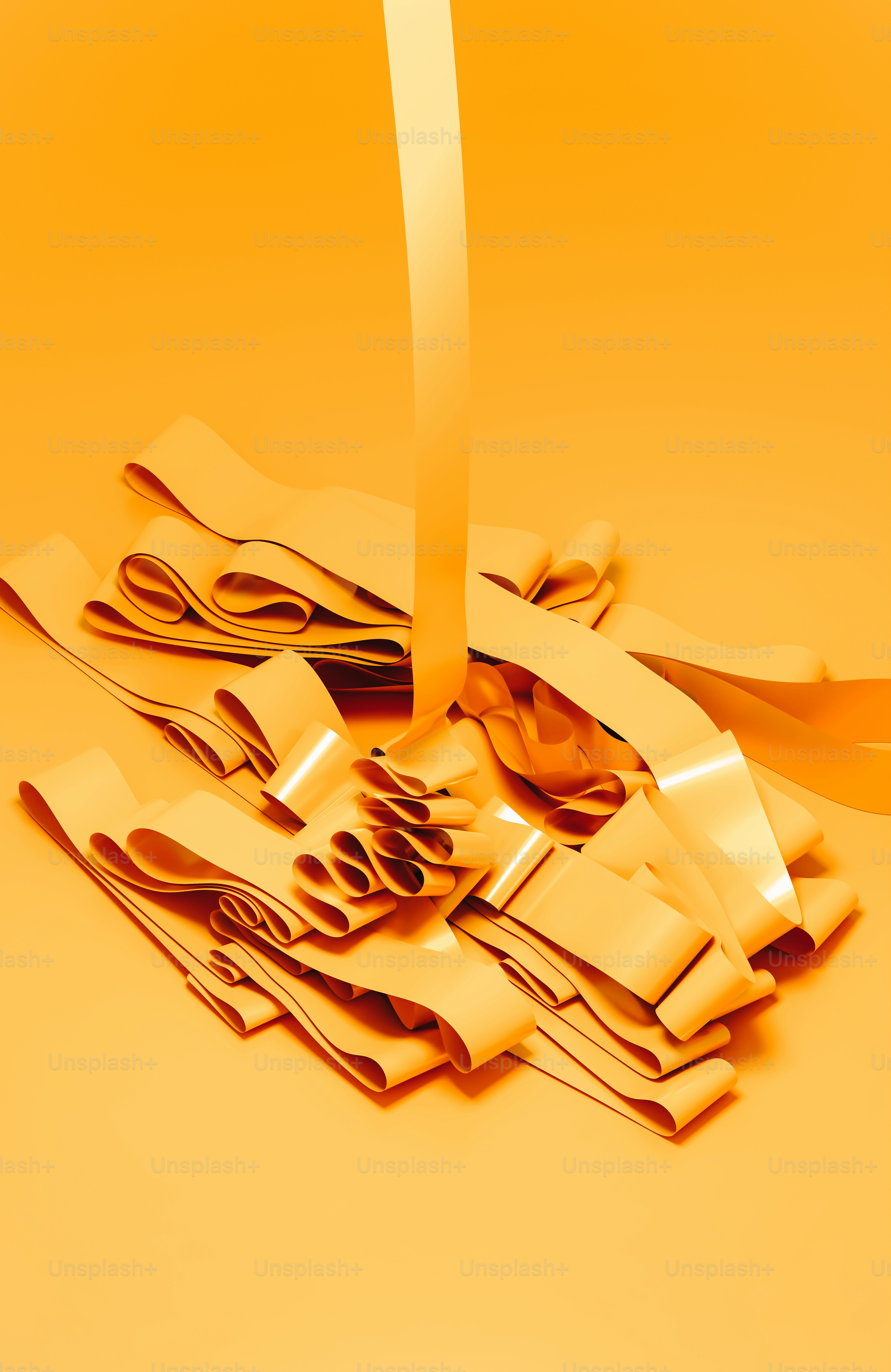 uma pilha de papel amarelo com tesoura em cima dela