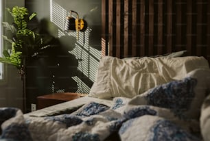 나무 헤드 보드가있는 침실의 침대