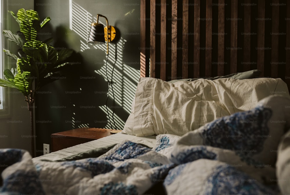 uma cama em um quarto com uma cabeceira de madeira