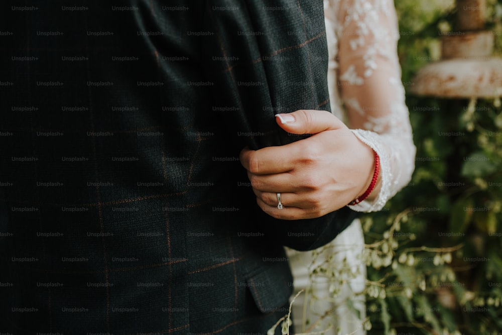 um close up de uma noiva e noivo de mãos dadas
