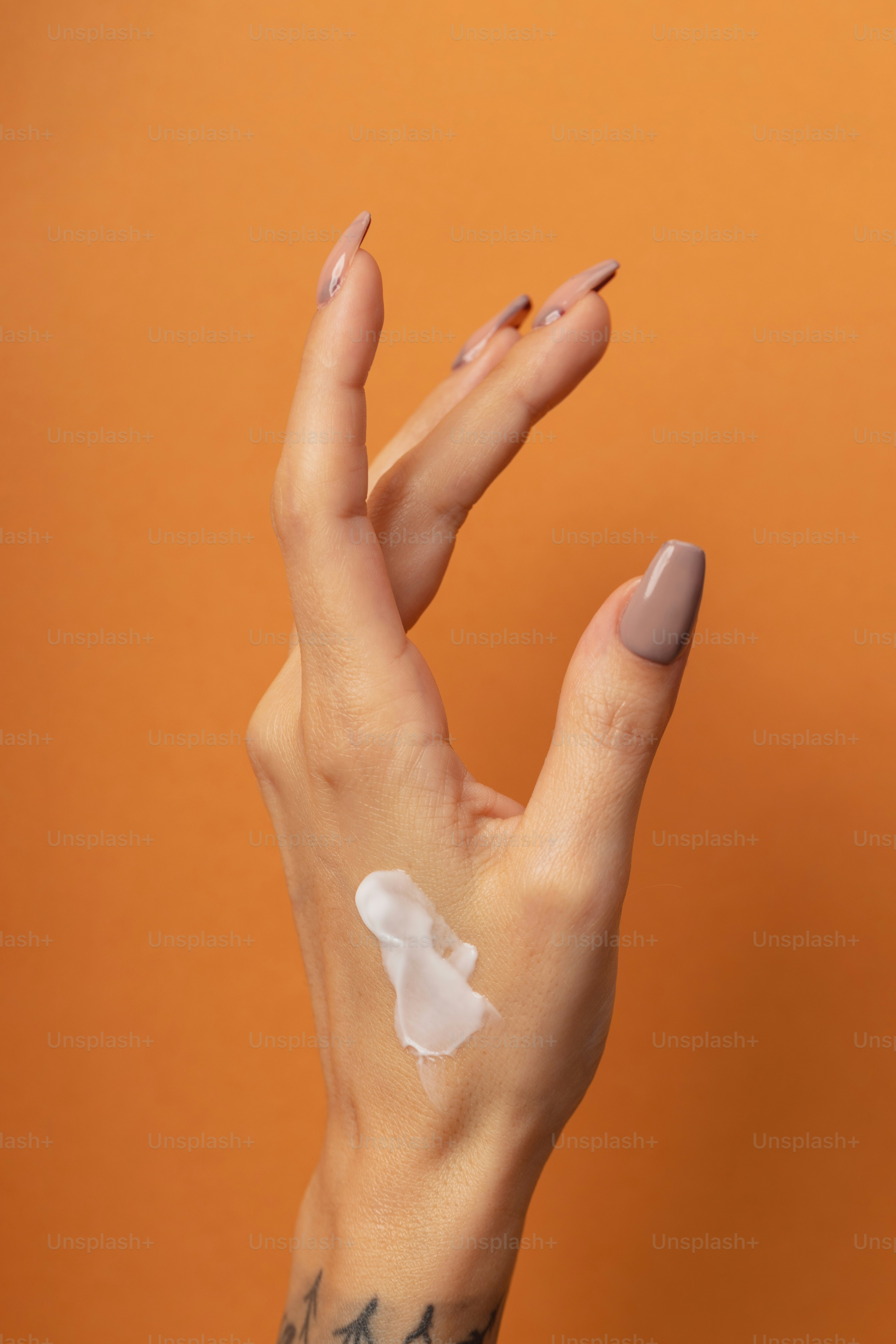 eine Frauenhand mit einem weißen Fleck darauf