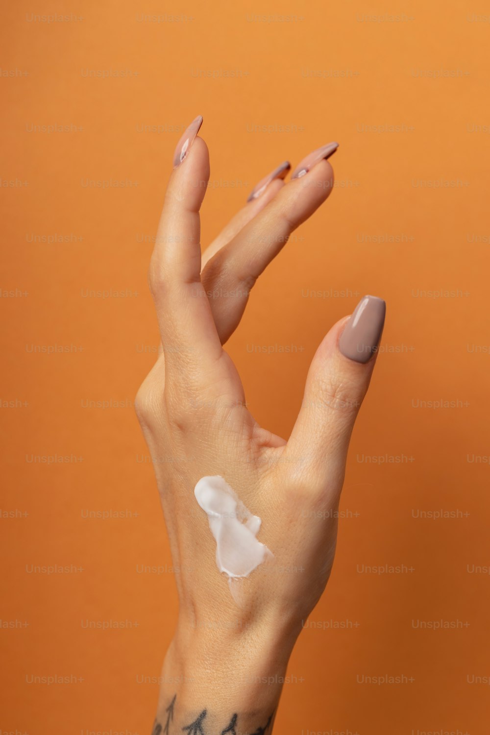 la mano de una mujer con un parche blanco