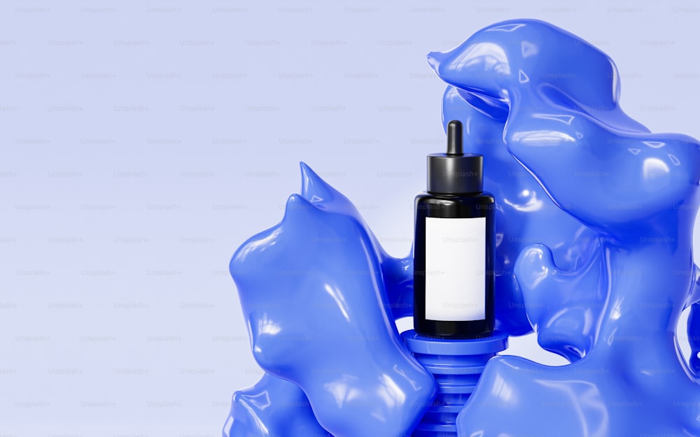 una bottiglia di liquido seduta sopra una scultura blu