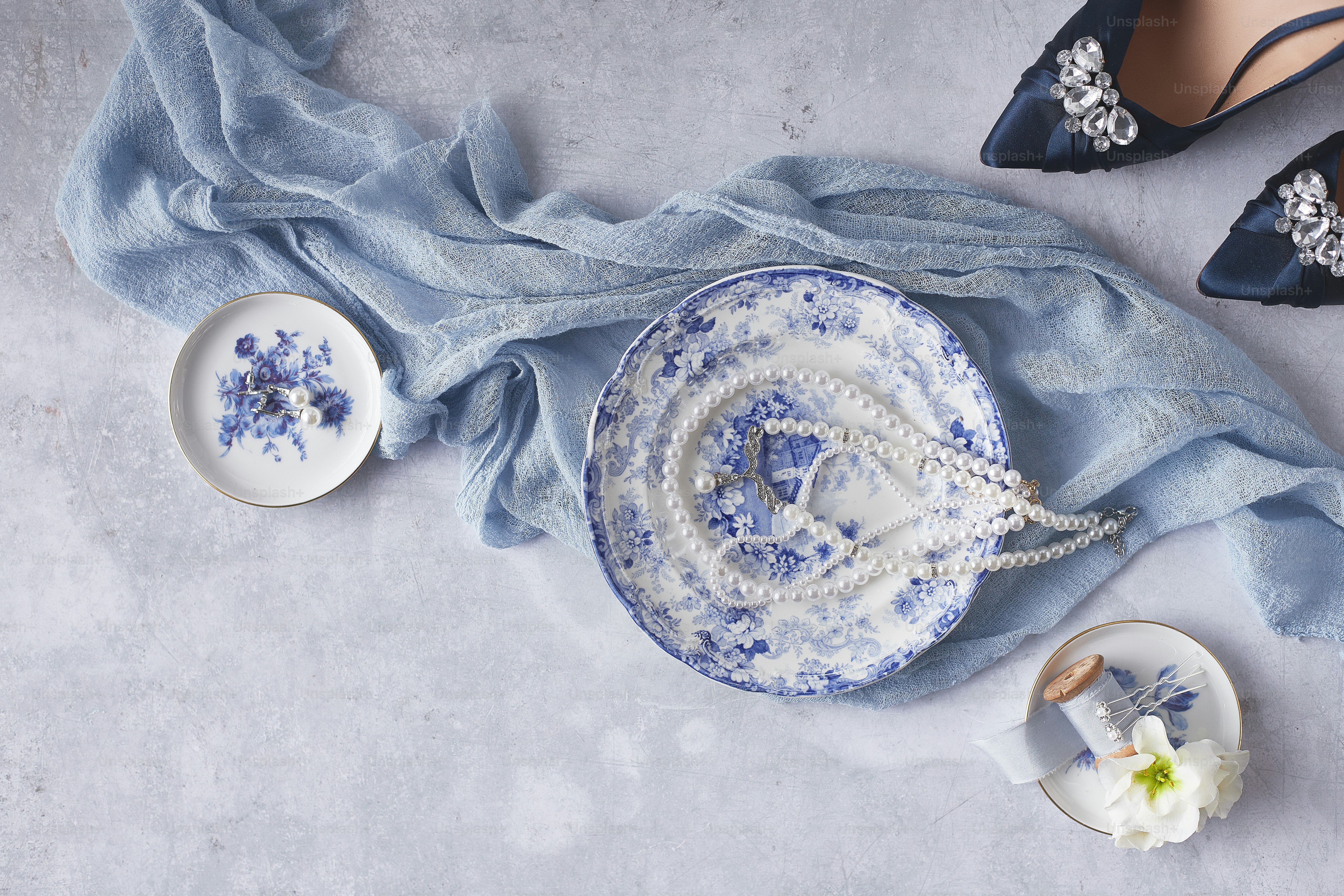 ein Tisch mit Tellern und einem blauen Tuch
