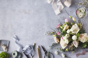 un ramo de flores, tijeras y cinta adhesiva sobre una mesa
