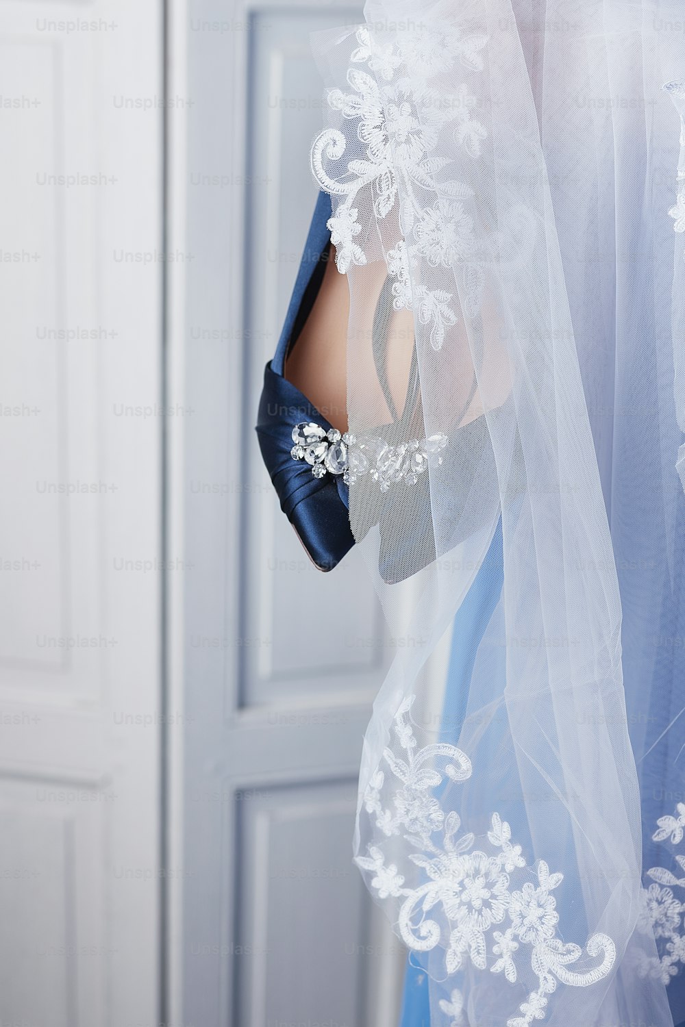 Hochzeitskleid einer Braut mit Schleier und Schuhen