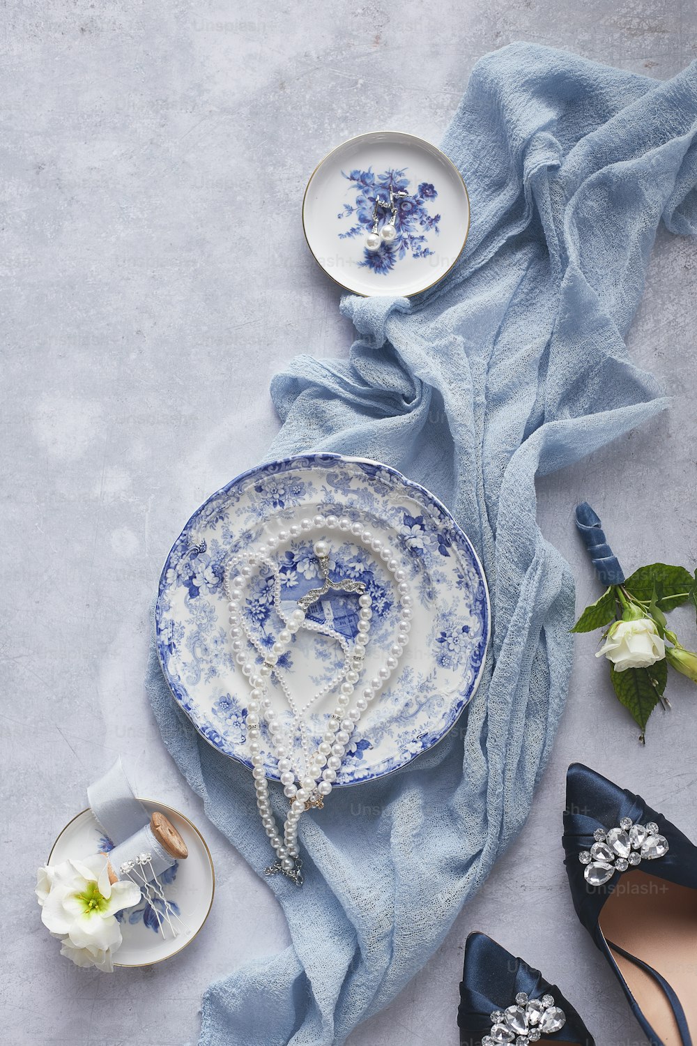 Una mesa cubierta con platos azules y blancos