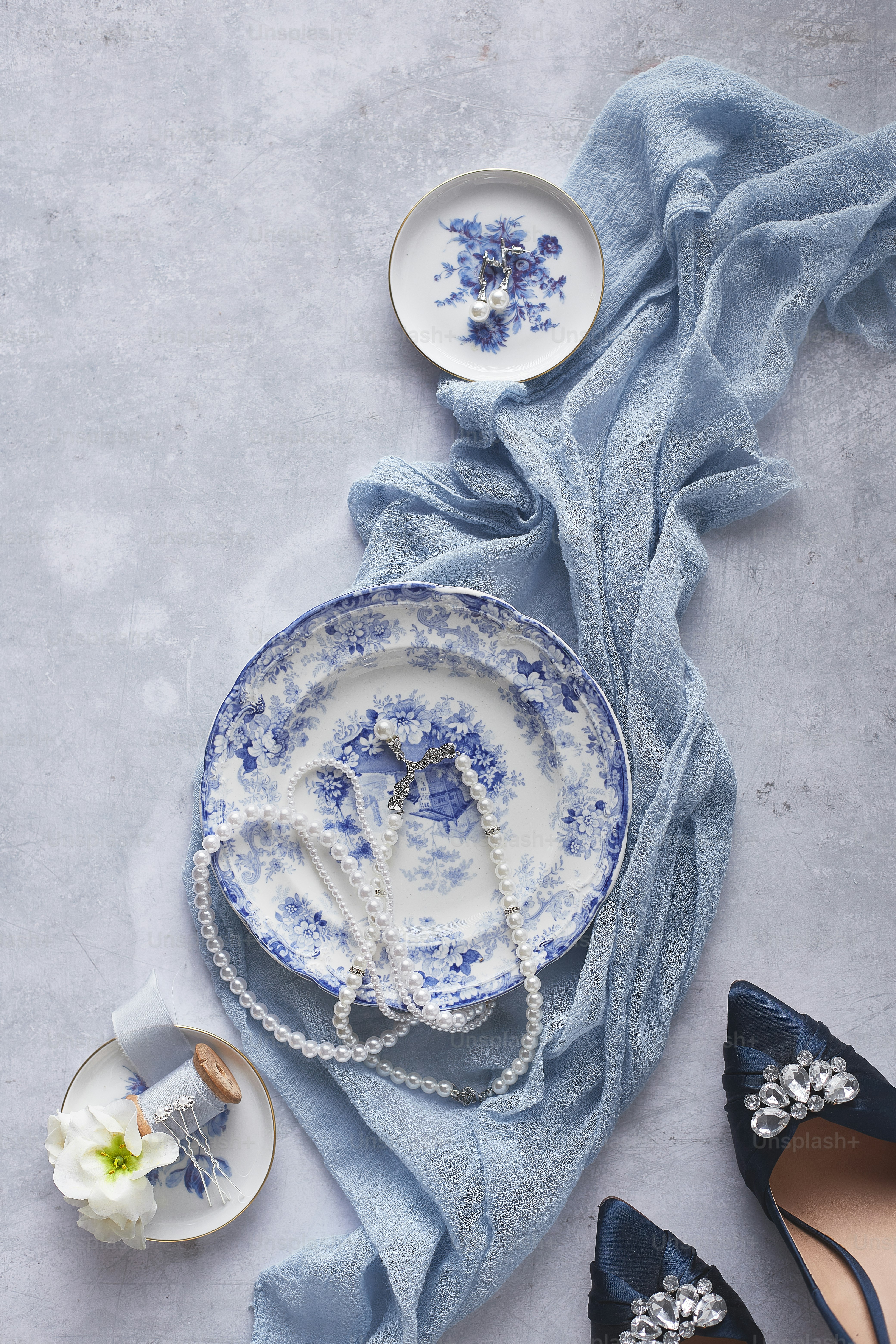 une table garnie de plats bleus et blancs