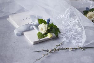 Ein Blumenstrauß und ein Buch auf einem Tisch