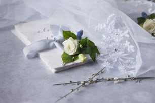 un bouquet de fleurs et un livre sur une table