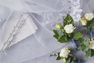 テーブルの上の白いバラの花束