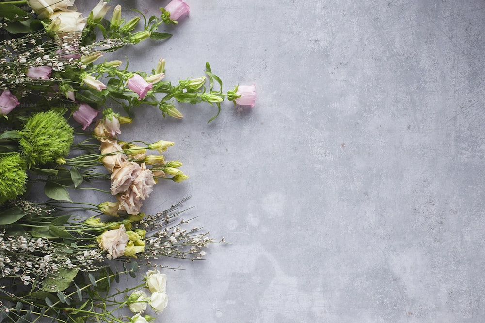 un mazzo di fiori che giace sopra un tavolo