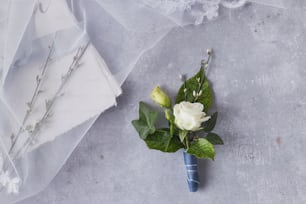 um buquê de noiva de rosas brancas e vegetação