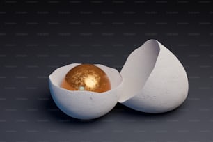 eine Eierschale mit einem goldenen Ei darin