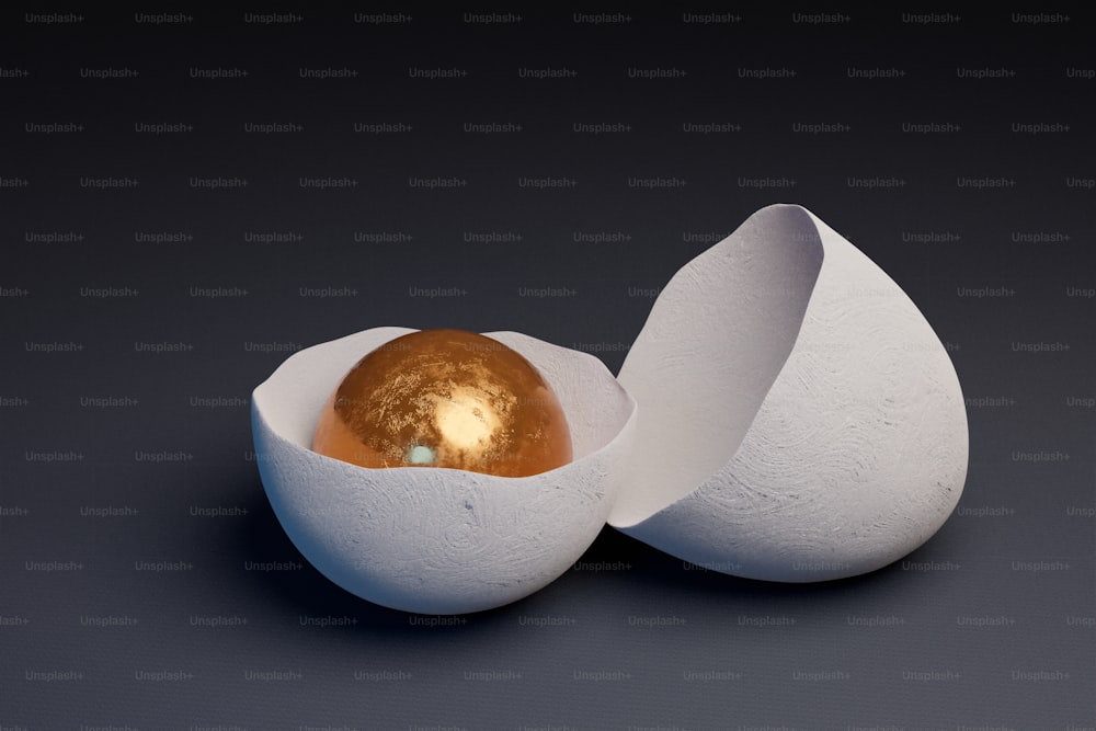 une coquille d’œuf avec un œuf doré à l’intérieur