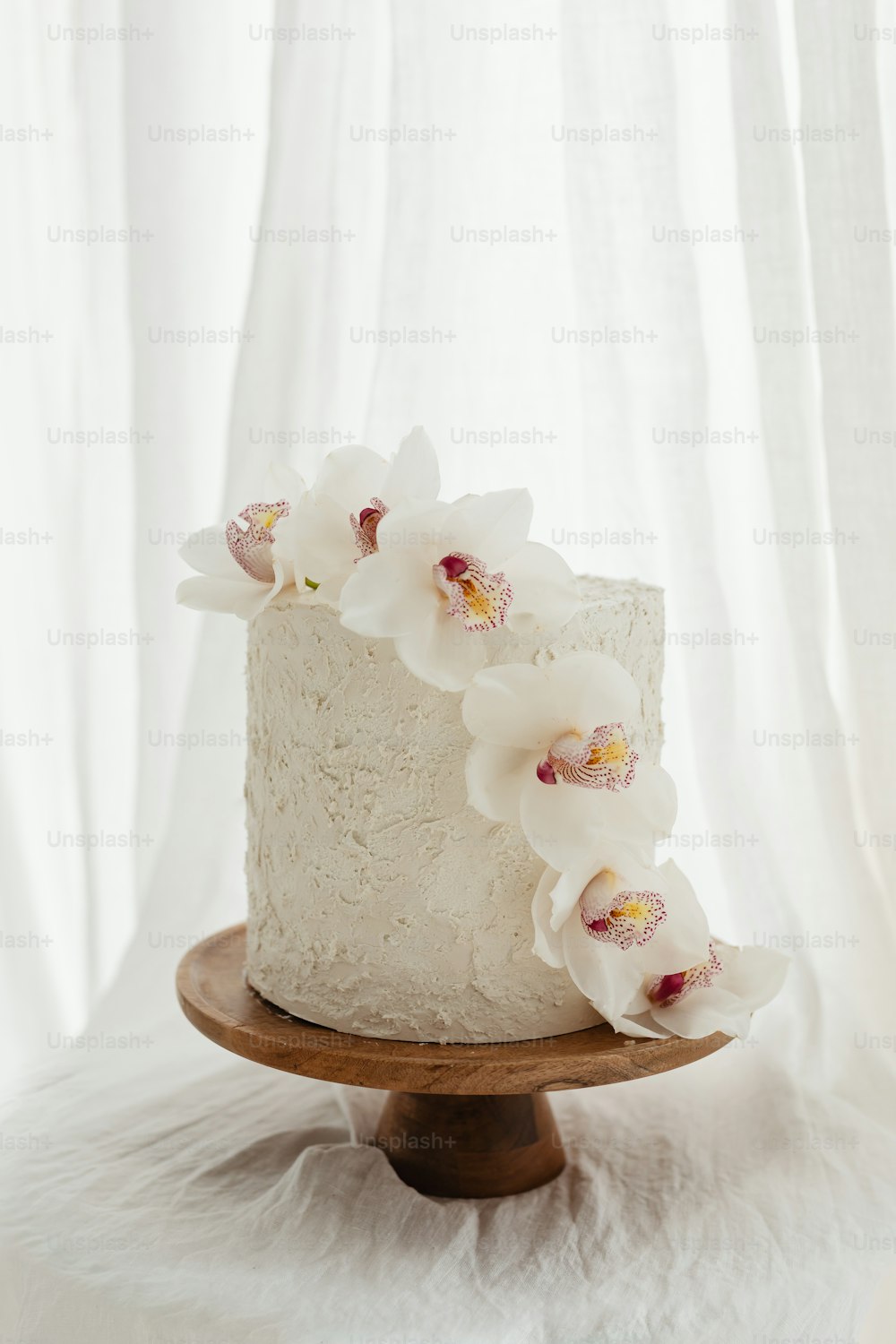 Un primer plano de un pastel con flores