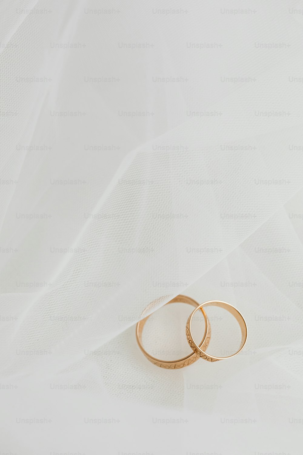 Dos anillos de boda de oro sobre fondo blanco
