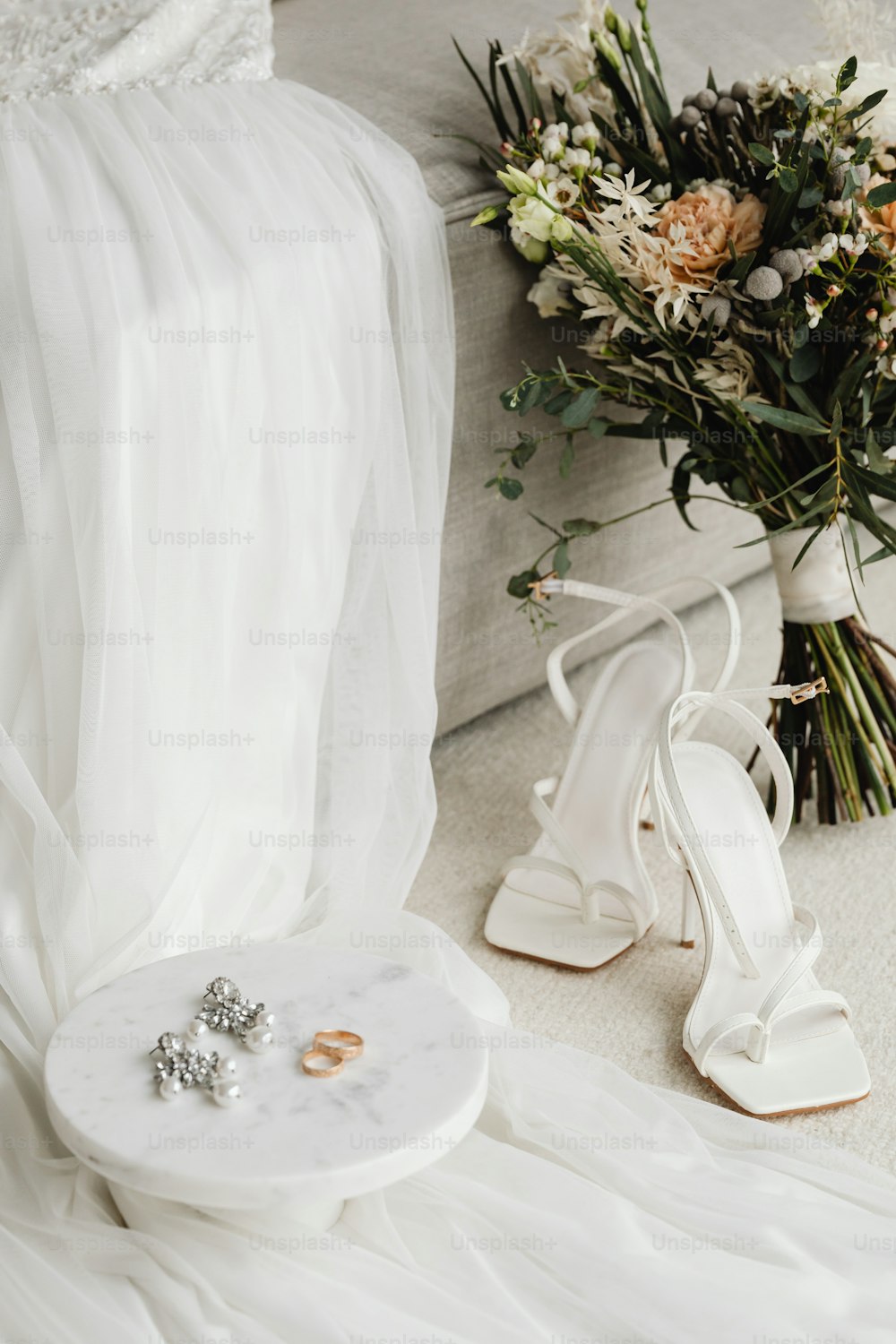 une paire de chaussures et un bouquet de fleurs sur un lit
