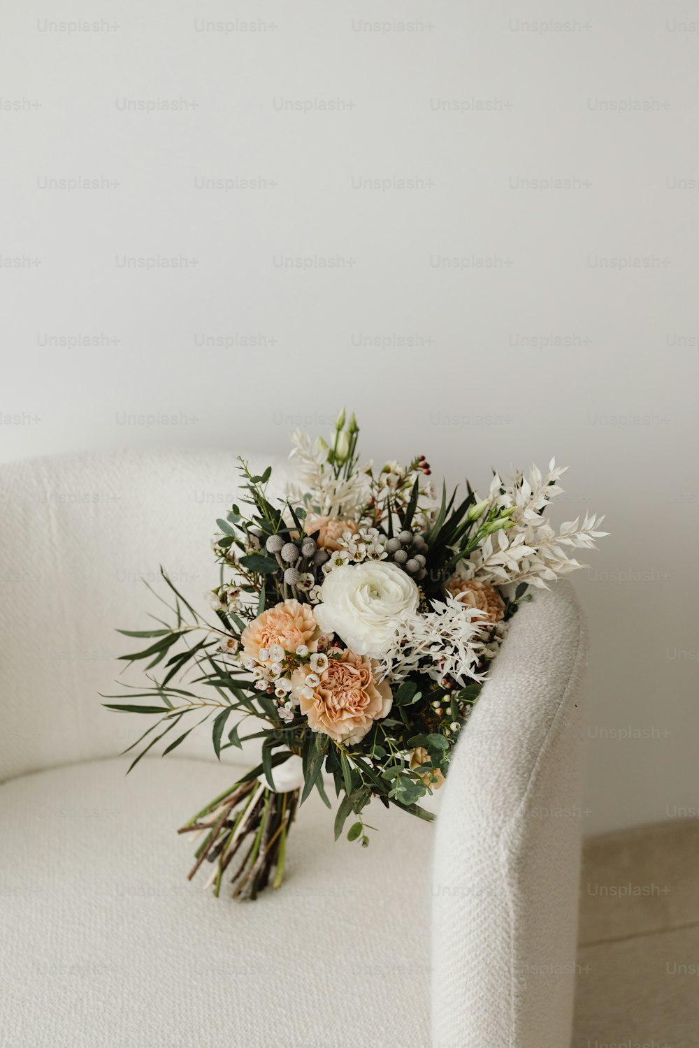 하얀 의자에 앉아 있는 꽃다발