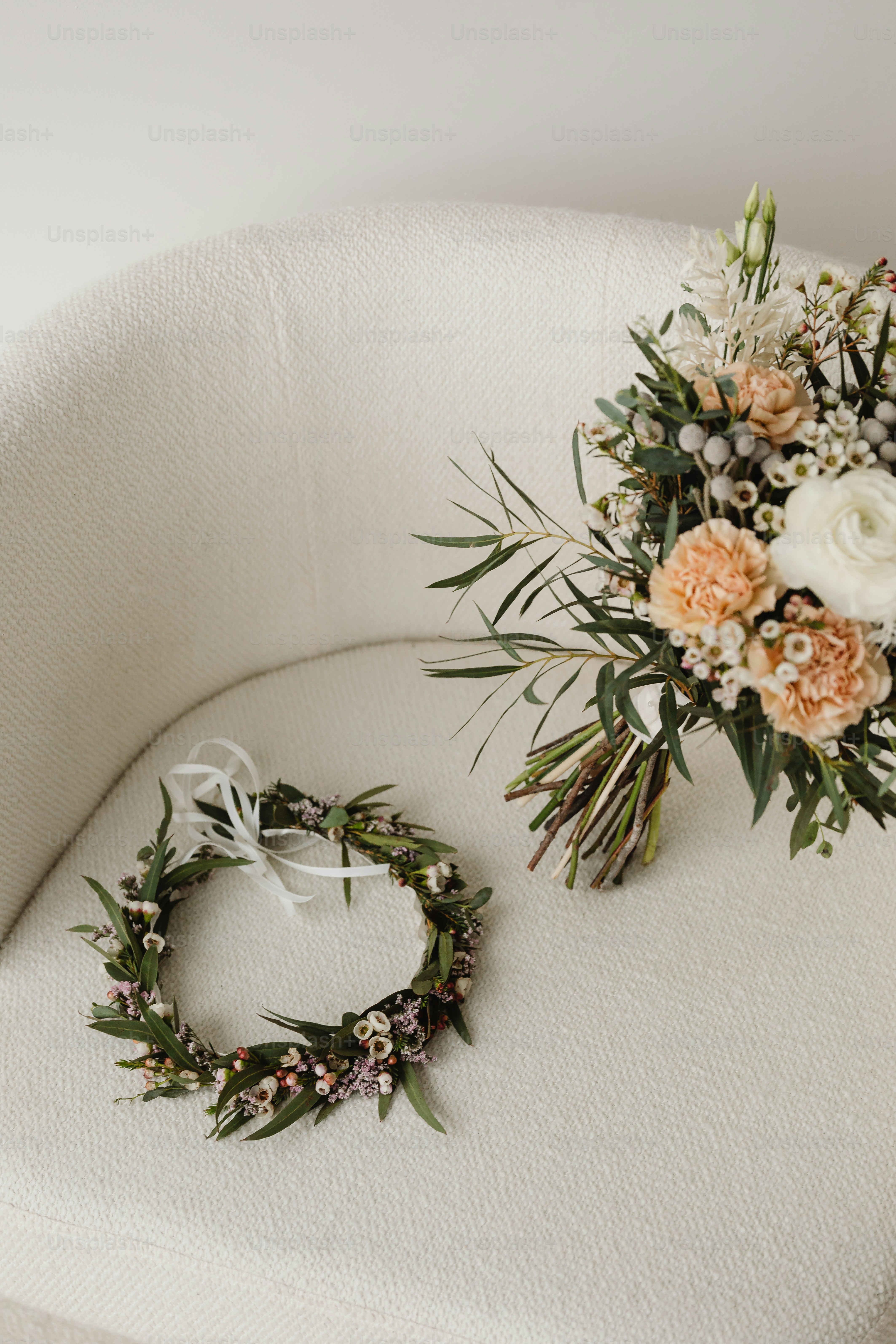 Un ramo de flores sentado encima de una silla blanca