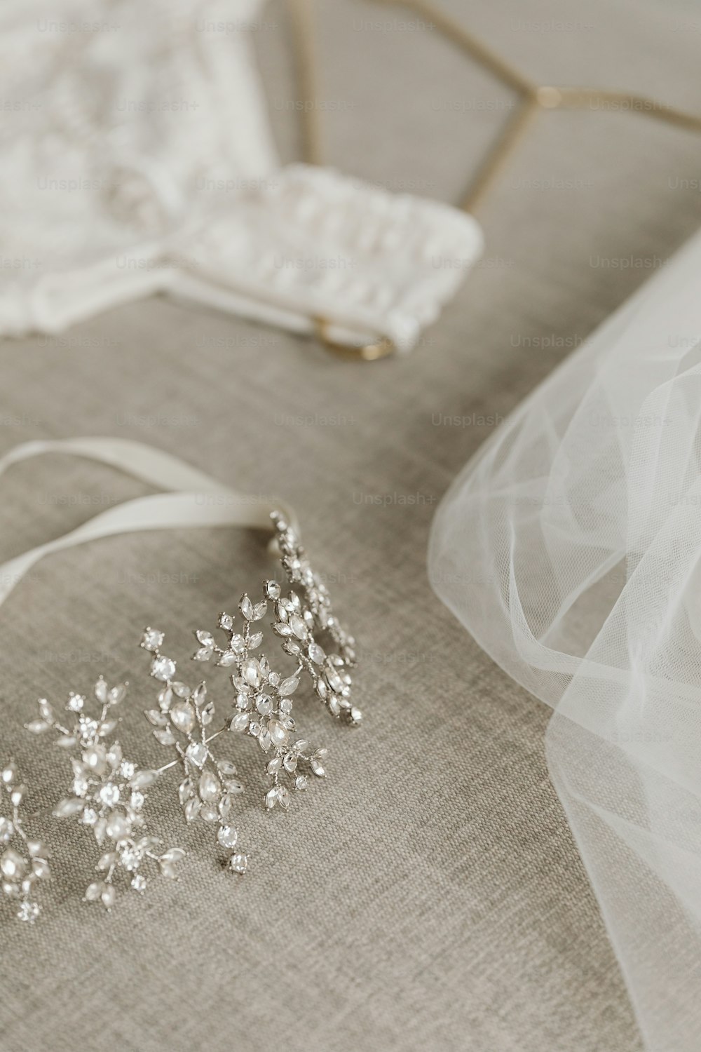 uma tiara e um véu sobre uma mesa