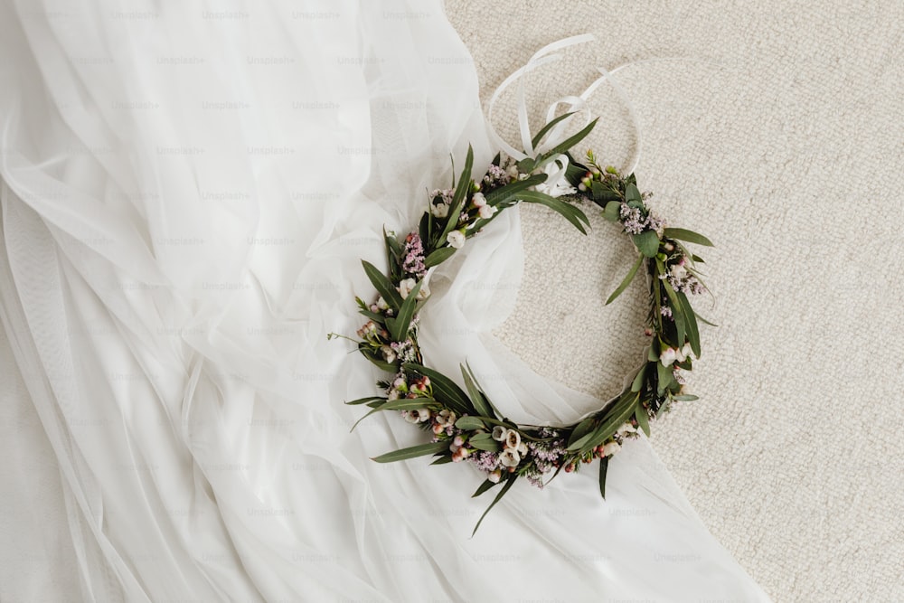 Una corona de flores está acostada en una cama