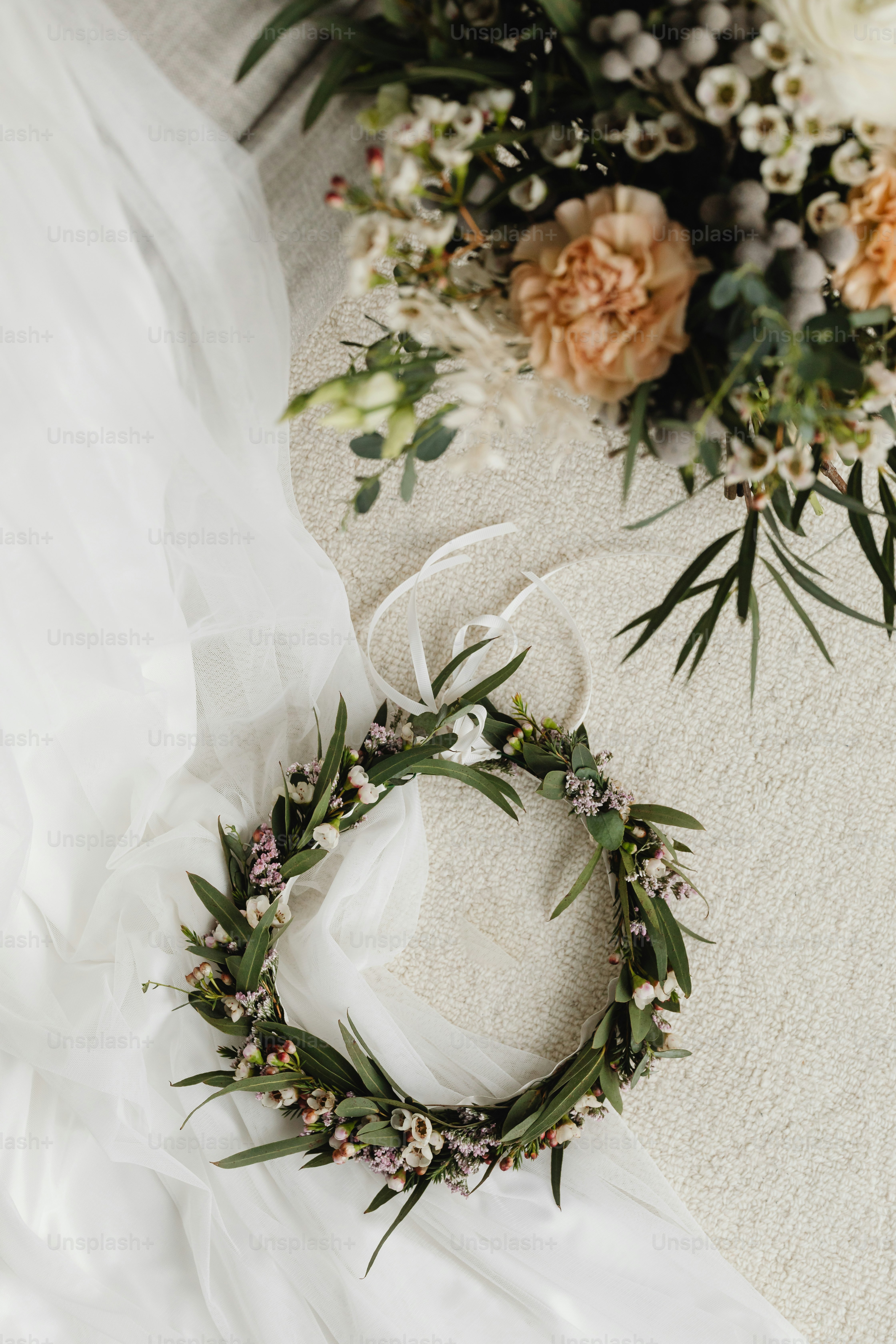 ein Kranz aus Blumen und Grün auf dem Boden