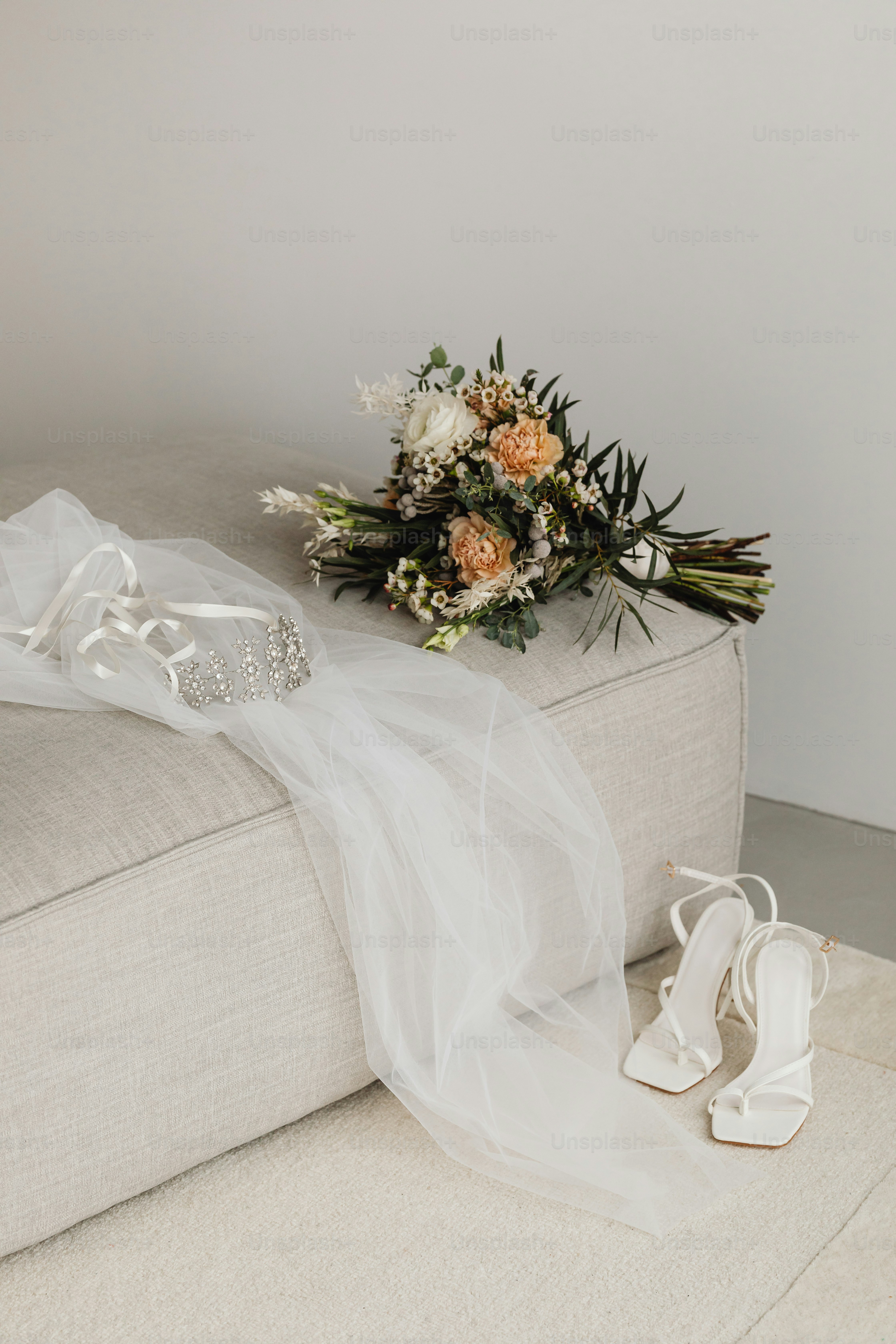 Un ramo de flores sentado encima de un sofá