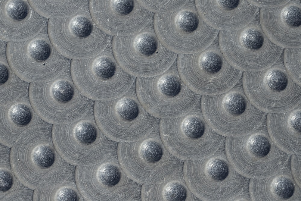 un primer plano de una superficie metálica con círculos