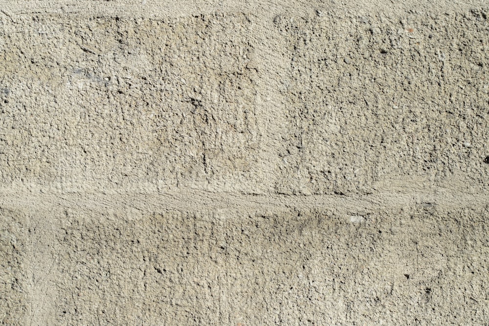 작은 균열이있는 시멘트 벽의 클로즈업