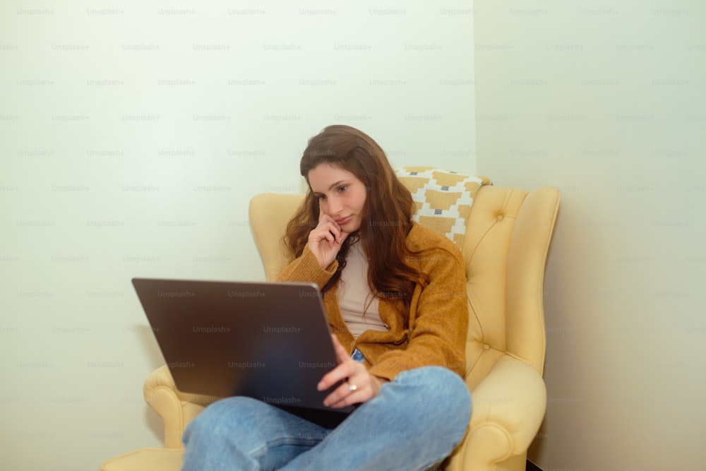 Eine Frau sitzt auf einem Stuhl mit einem Laptop