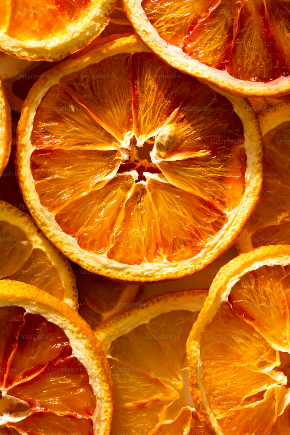um monte de laranjas que são cortadas ao meio