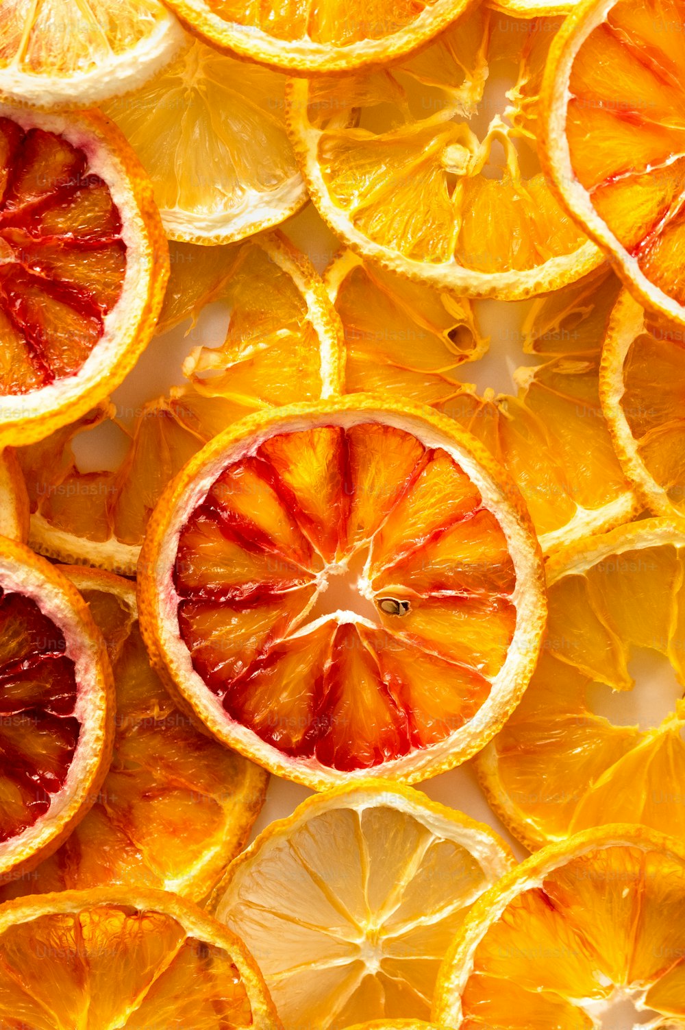 un bouquet d’oranges coupé en deux sur une table
