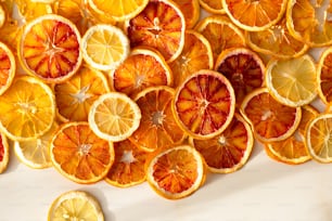 un manojo de naranjas que se cortan por la mitad