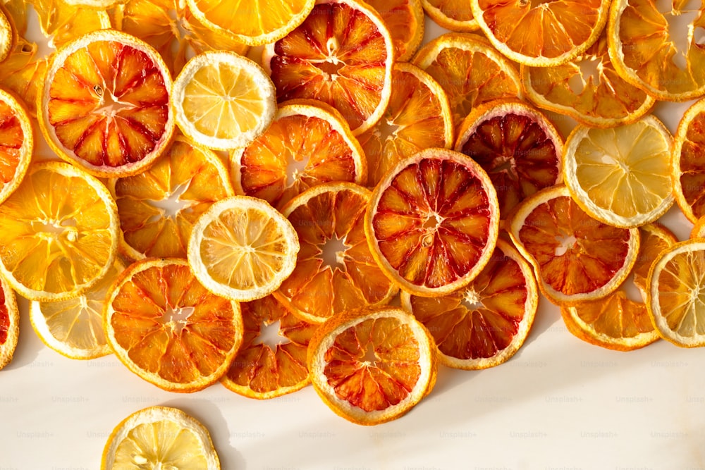 um monte de laranjas que são cortadas ao meio