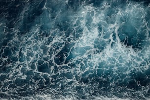 um grande corpo de água coberto de ondas