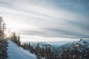 Le soleil brille à travers les nuages au-dessus des montagnes