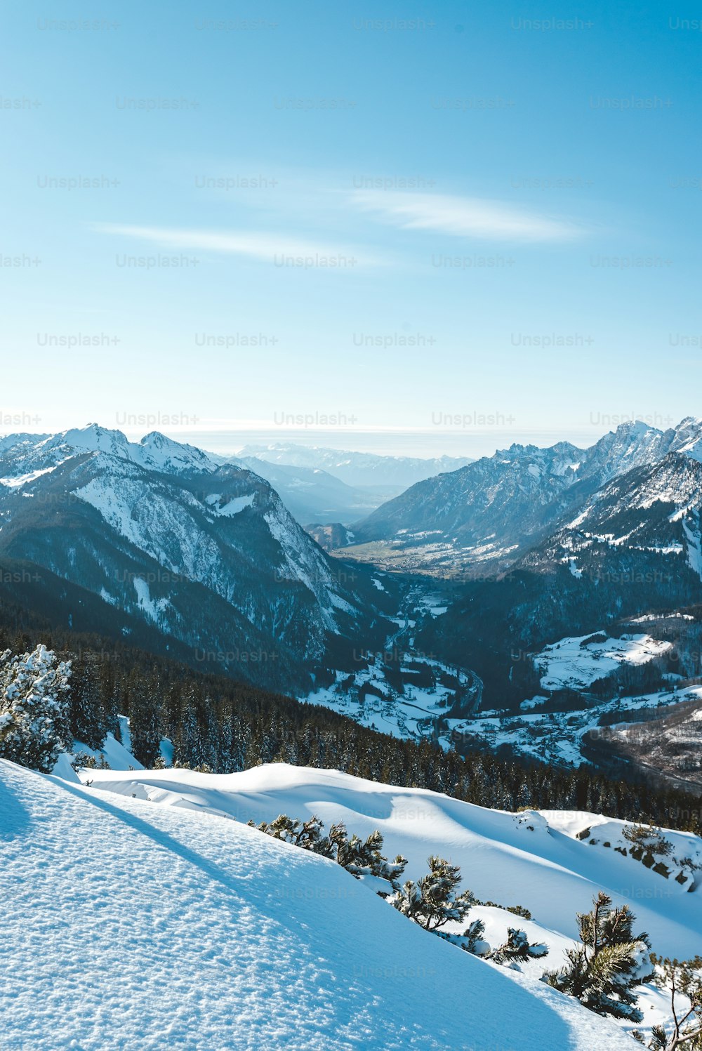 uma pessoa em pé em cima de uma encosta coberta de neve