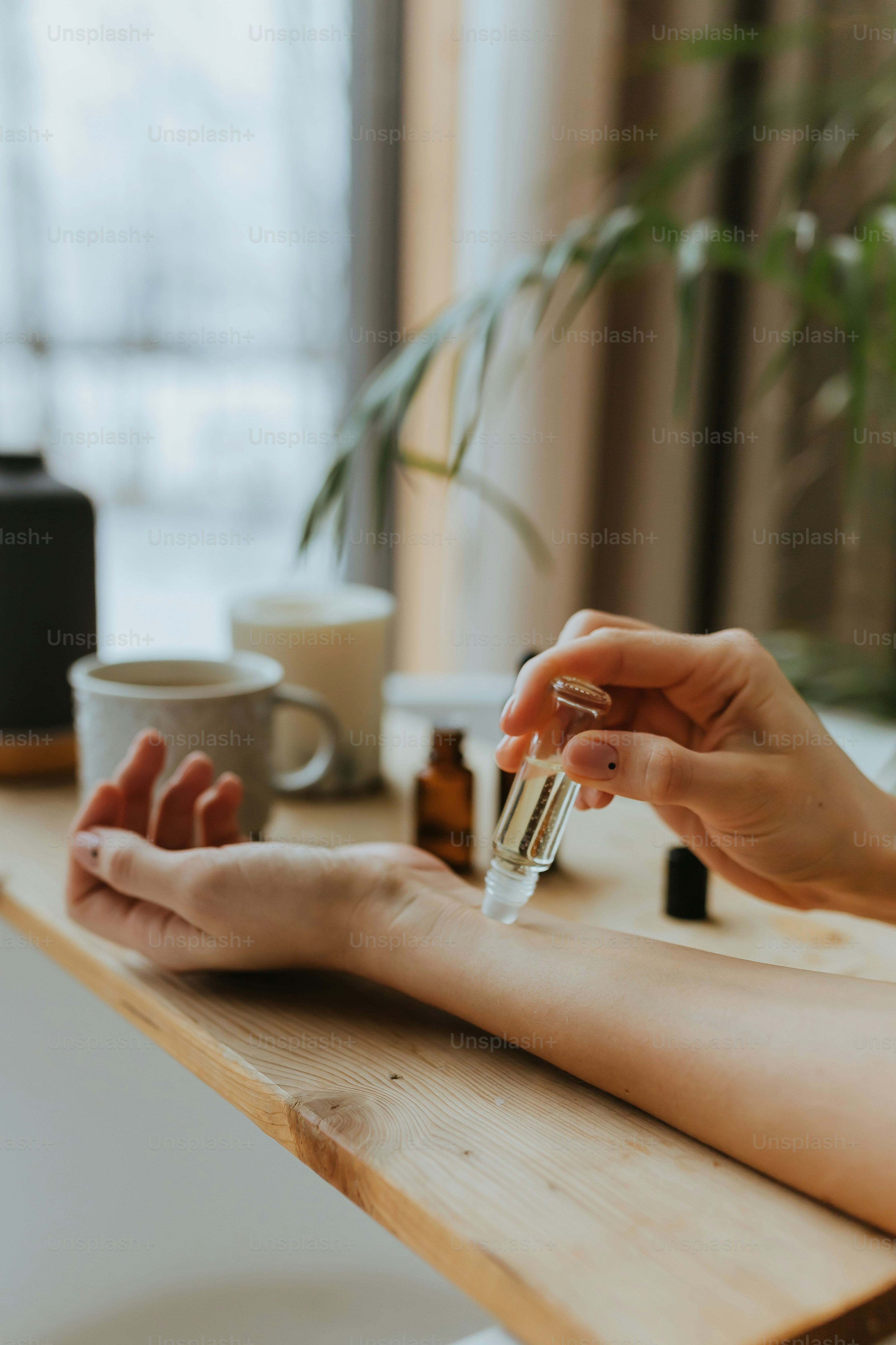 木製のテーブルの上にワイングラスを持つ女性