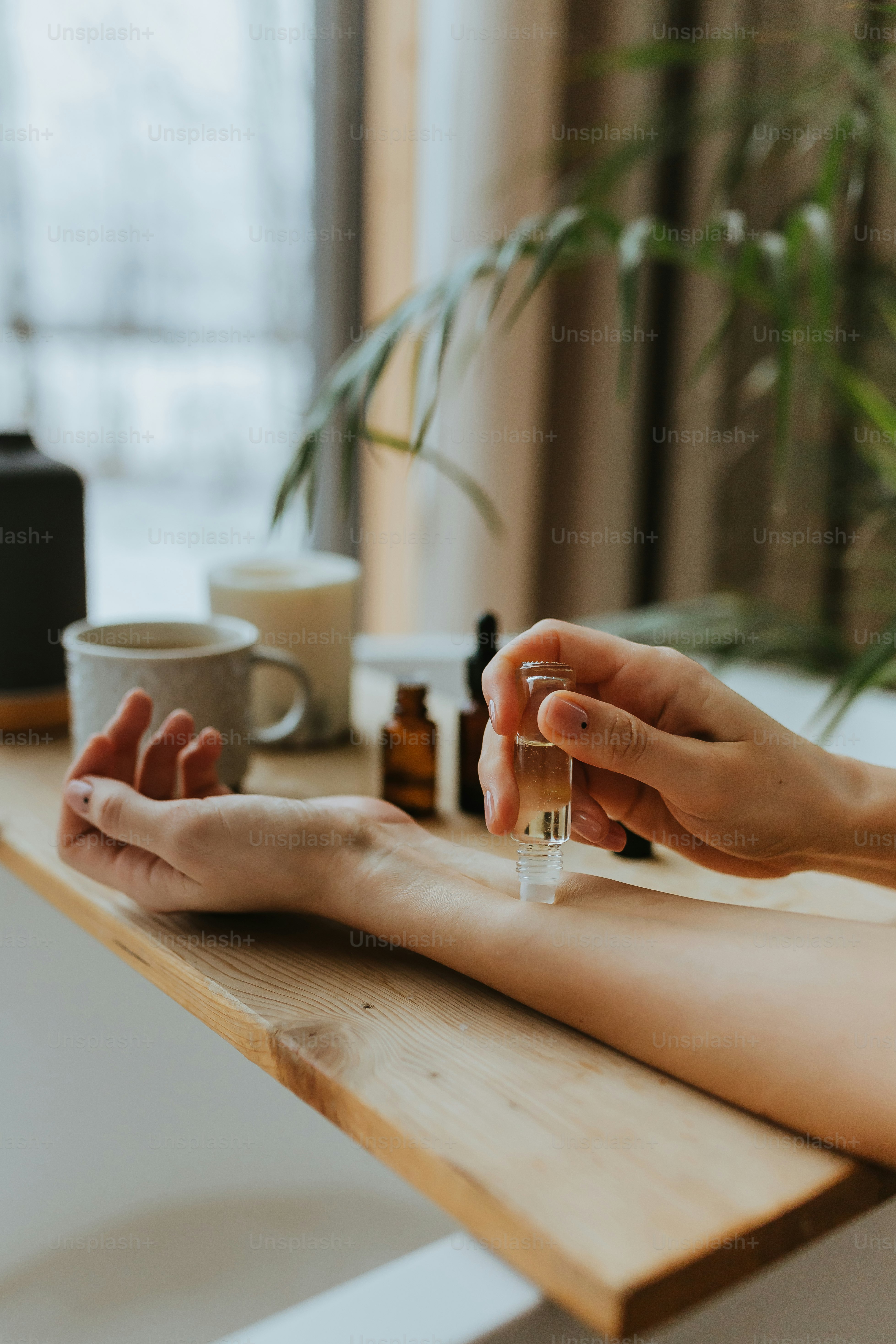 eine Person, die eine kleine Flasche ätherischer Öle hält
