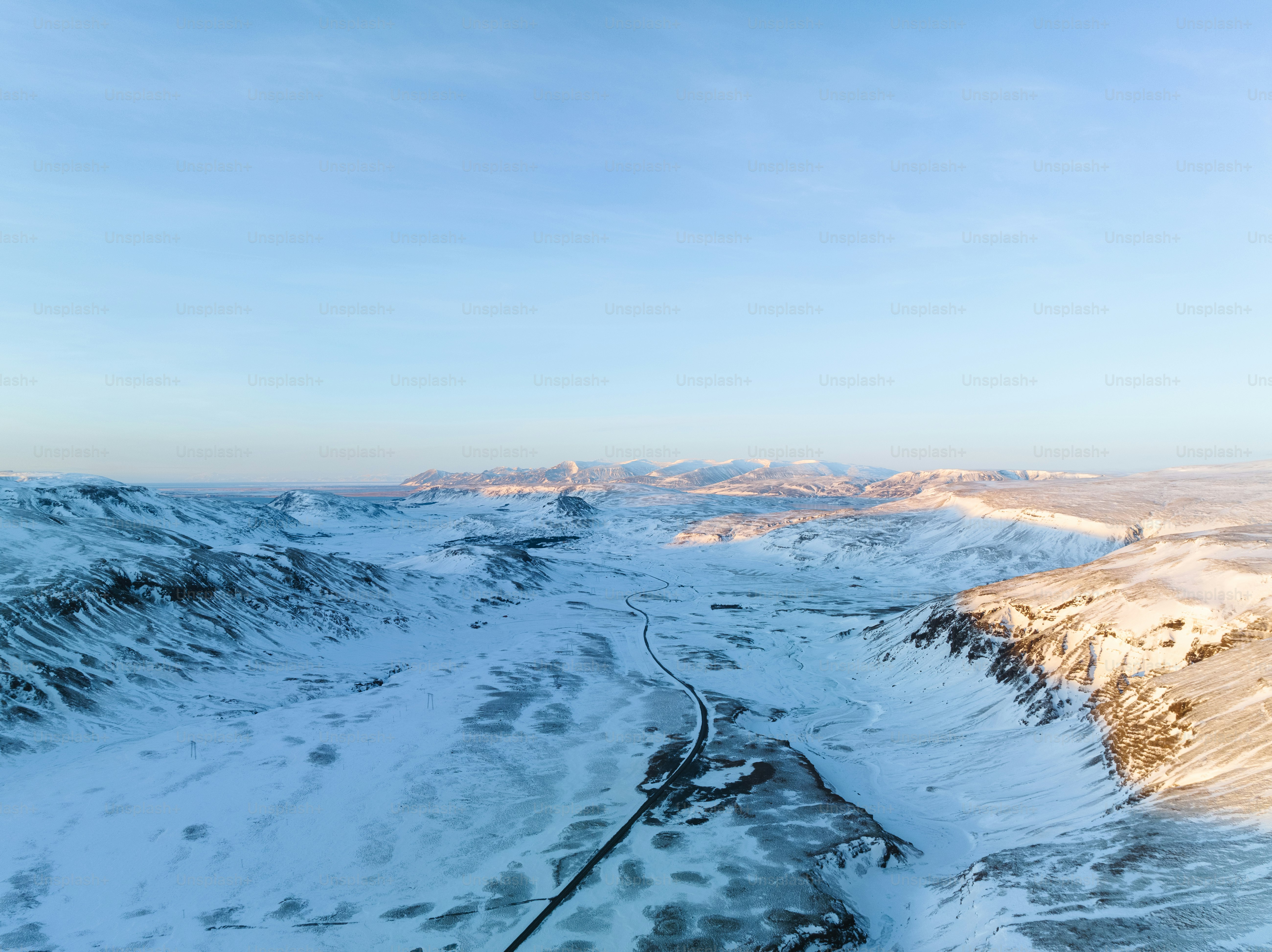 Blick auf eine schneebedeckte Bergkette aus dem Flugzeug