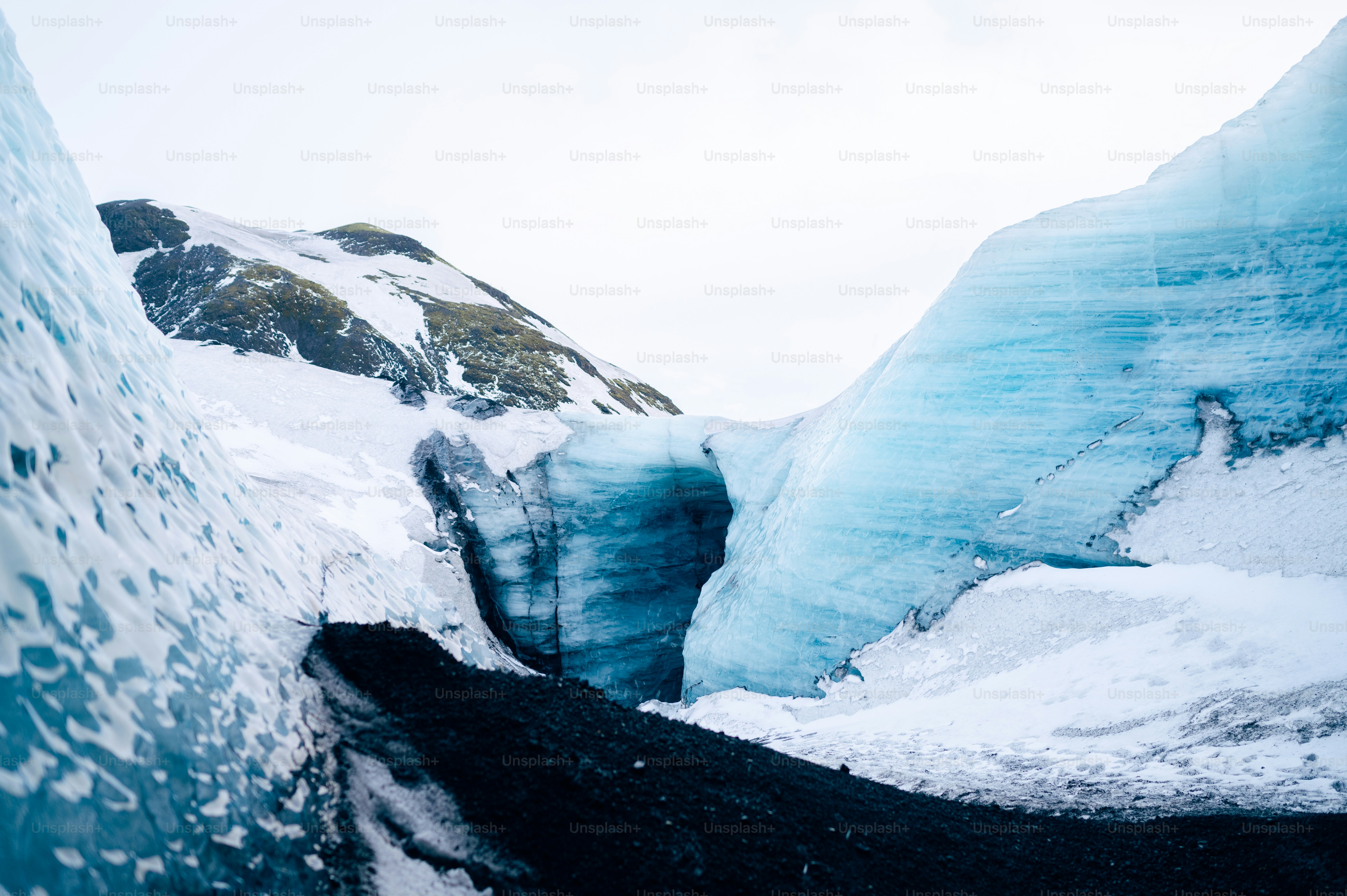 une-grande-grotte-de-glace-au-milieu-d-une-montagne-photo-glacier