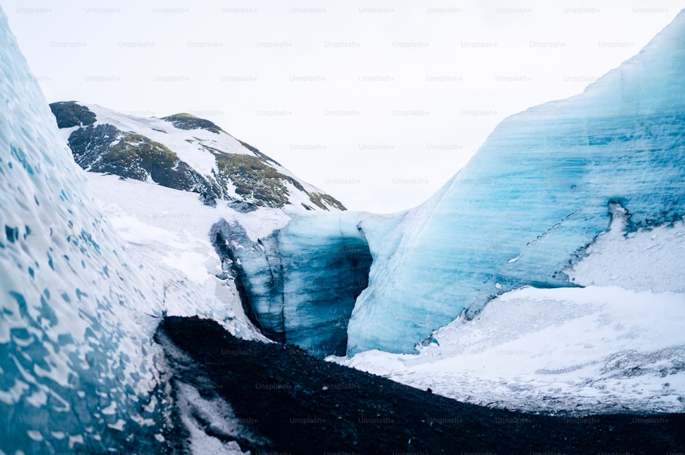 Une grande grotte de glace au milieu d’une montagne