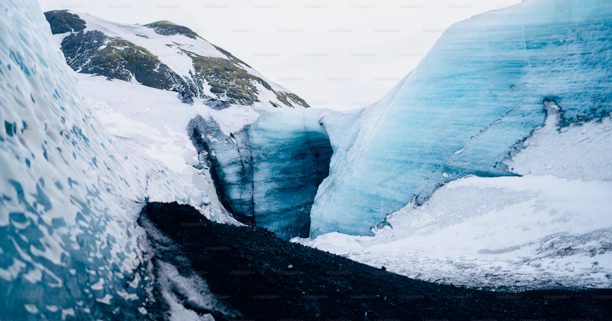 Une Grande Grotte De Glace Au Milieu D une Montagne Photo Glacier une-grande-grotte-de-glace-au-milieu-d-une-montagne-photo-glacier