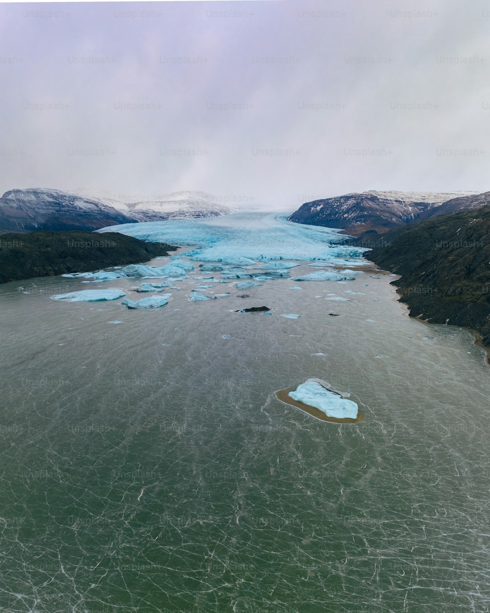 un grande specchio d'acqua con ghiaccio che galleggia sopra di esso