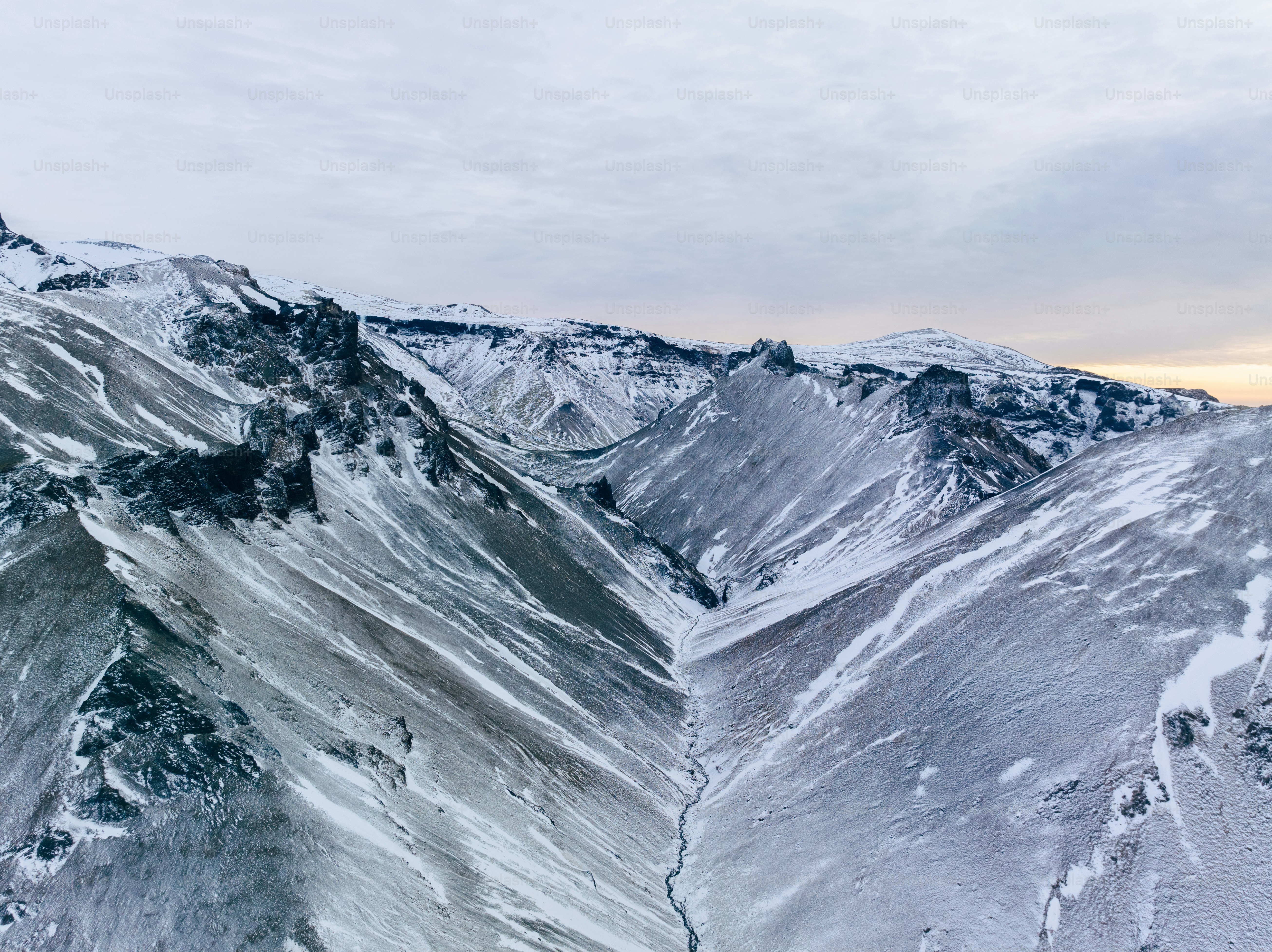 ein schneebedeckter Berg mit Himmelshintergrund