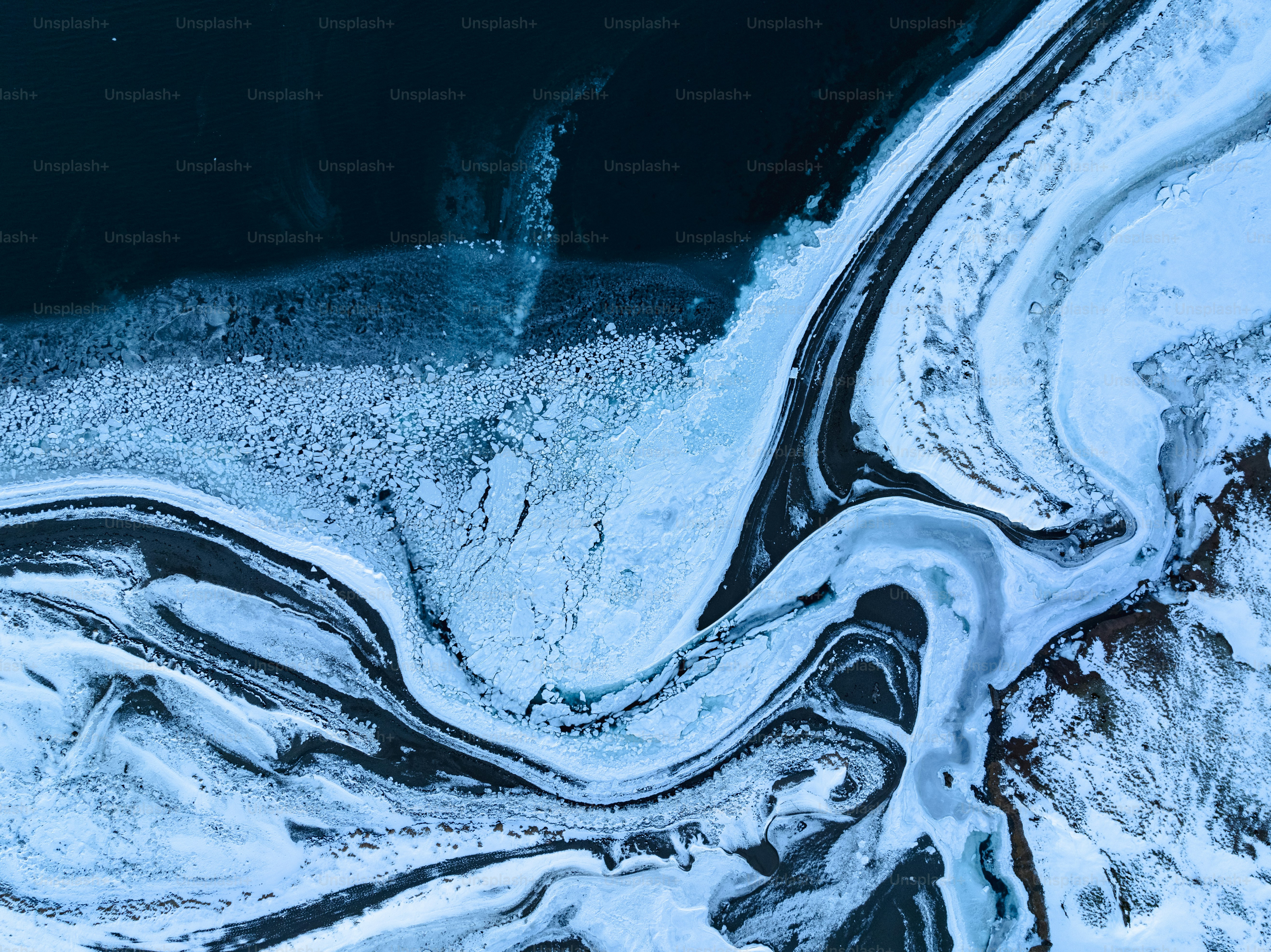 青と赤の抽象画の写真 – Unsplashの背景の無料画像