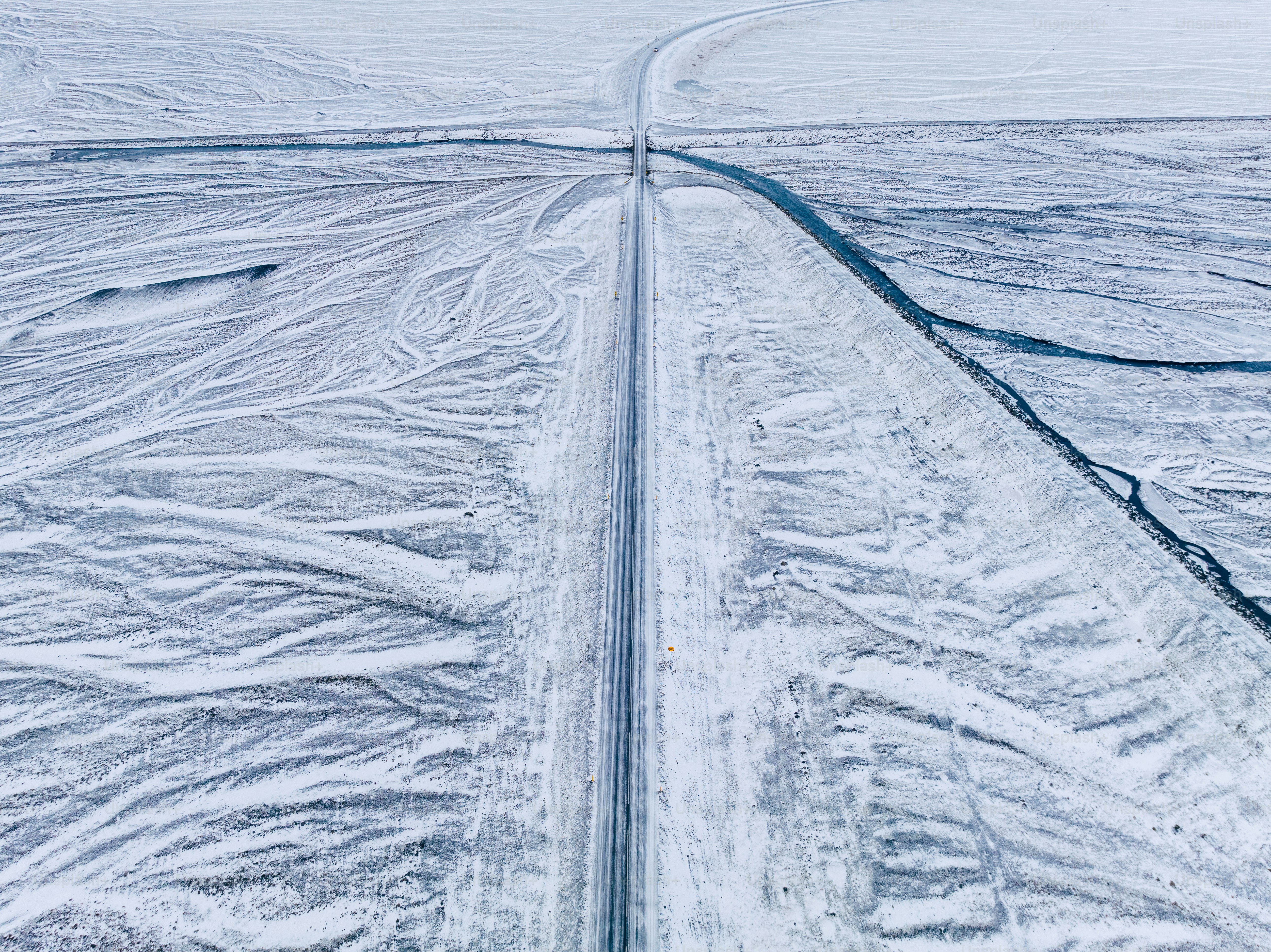 Luftaufnahme einer Straße im Schnee