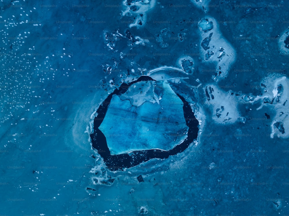 une vue aérienne d’un grand trou bleu dans l’eau